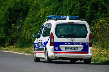 Reims Fransa 28 Nisan 2021 Coronavirus salgını sırasında Fransa 'yı vuran Reims sokaklarında devriye geziyor.