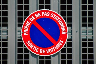 Reims şehir merkezindeki karayolu kullanıcısına bilgi sağlamak için yolun kenarına veya yukarısına dikilmiş, Fransa 28 Nisan 2021 Sokak tabelası veya yol tabelası