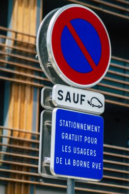 Reims şehir merkezindeki karayolu kullanıcısına bilgi sağlamak için yolun kenarına veya yukarısına dikilmiş, Fransa 28 Nisan 2021 Sokak tabelası veya yol tabelası