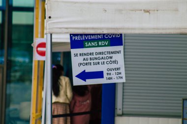 Reims hastanesinin ana girişinin karşısındaki Coronavirus tarama merkezinin 28 Nisan 2021 'de Fransa' da olduğunu söylüyor.