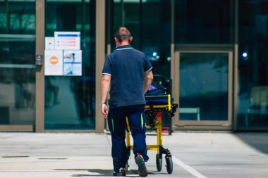 Reims Hastanesi 'nin ana girişinin karşısındaki Coronavirus tarama merkezine yakın kişiler.