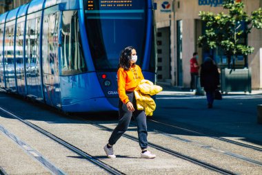 Koronavirüs salgını sırasında Fransa sokaklarında yürüyen 28 Nisan 2021 'de Fransa' yı ele geçirdi.