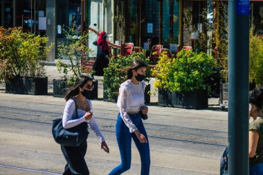 Koronavirüs salgını sırasında Fransa sokaklarında yürüyen 28 Nisan 2021 'de Fransa' yı ele geçirdi.