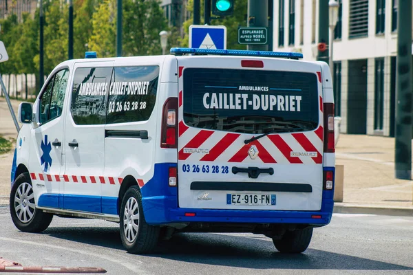 Reims France Dubna 2021 Sanitka Projíždějící Ulicemi Remeše Během Epidemie — Stock fotografie