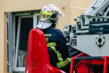 Reims France 04 Mayıs 2021 Fransız itfaiyecisi Coronavirus salgını sırasında Fransa sokaklarına müdahale etti.