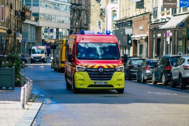 Reims France 05 Mayıs 2021 Coronavirus salgını sırasında Fransa 'yı vuran Reims sokaklarına müdahale eden itfaiyeci