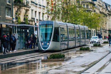 Reims France 05 Mayıs 2021 Coronavirus salgını sırasında Fransa sokaklarında dolaşan yolcular için modern elektrikli tramvay