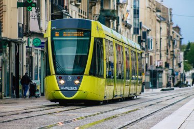 Reims France 05 Mayıs 2021 Coronavirus salgını sırasında Fransa sokaklarında dolaşan yolcular için modern elektrikli tramvay