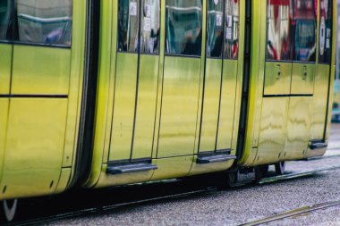 Reims France 05 Mayıs 2021 Coronavirus salgını sırasında Fransa sokaklarında dolaşan yolcular için modern elektrikli tramvay