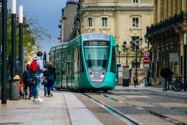 Reims France 05 Mayıs 2021 Coronavirus salgını sırasında Fransa sokaklarında dolaşan yolcular için modern elektrikli tramvay