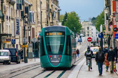 Reims France 05 Mayıs 2021 Coronavirus salgını sırasında Fransa sokaklarında dolaşan yolcular için modern elektrikli tramvay