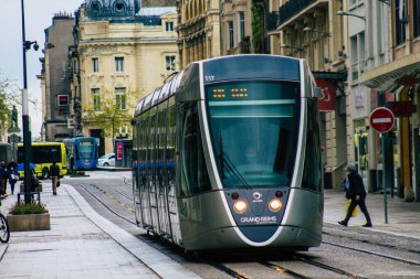 Reims France 05 Mayıs 2021 Coronavirus salgını sırasında Fransa sokaklarında dolaşan yolcular için modern elektrikli tramvay