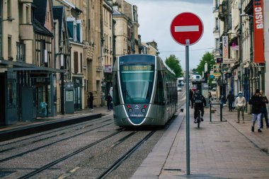 Reims France 05 Mayıs 2021 Coronavirus salgını sırasında Fransa sokaklarında dolaşan yolcular için modern elektrikli tramvay