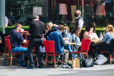 Reims France 20 Mayıs 2021 Fransız halkı Fransa 'yı vuran koronavirüs salgınının ardından 6 aydır kapalı olan restoranların teraslarında bir kez daha özgürce yemek yiyor.