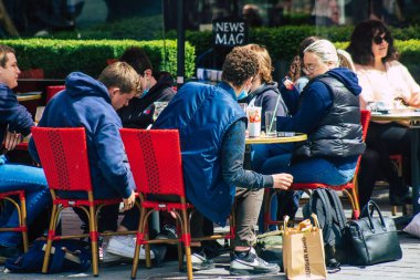 Reims France 20 Mayıs 2021 Fransız halkı Fransa 'yı vuran koronavirüs salgınının ardından 6 aydır kapalı olan restoranların teraslarında bir kez daha özgürce yemek yiyor.