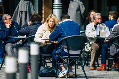 Reims France 20 Mayıs 2021 Fransız halkı Fransa 'yı vuran koronavirüs salgınının ardından 6 aydır kapalı olan restoranların teraslarında bir kez daha özgürce yemek yiyor.