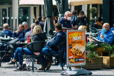 Reims France 20 Mayıs 2021 Fransız halkı Fransa 'yı vuran koronavirüs salgınının ardından 6 aydır kapalı olan restoranların teraslarında bir kez daha özgürce yemek yiyor.