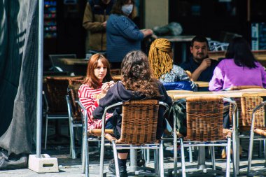 Reims France 20 Mayıs 2021 Fransız halkı Fransa 'yı vuran koronavirüs salgınının ardından 6 aydır kapalı olan restoranların teraslarında bir kez daha özgürce yemek yiyor.