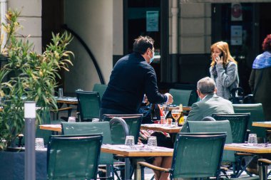 Reims France 20 Mayıs 2021 Fransız halkı Fransa 'yı vuran koronavirüs salgınının ardından 6 aydır kapalı olan restoranların teraslarında bir kez daha özgürce yemek yiyor.