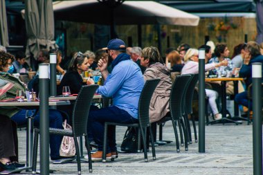 Reims France 20 Mayıs 2021 Fransız halkı Fransa 'yı vuran koronavirüs salgınının ardından 6 aydır kapalı olan restoranların teraslarında bir kez daha özgürce yemek yiyor.