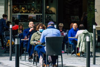 Reims France 20 Mayıs 2021 Fransız halkı Fransa 'yı vuran koronavirüs salgınının ardından 6 aydır kapalı olan restoranların teraslarında bir kez daha özgürce yemek yiyor.
