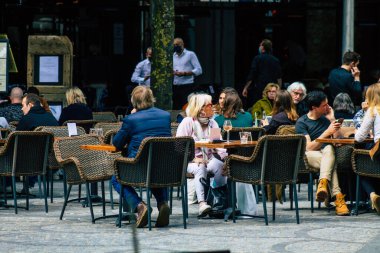 Reims France 20 Mayıs 2021 Fransız halkı Fransa 'yı vuran koronavirüs salgınının ardından 6 aydır kapalı olan restoranların teraslarında bir kez daha özgürce yemek yiyor.