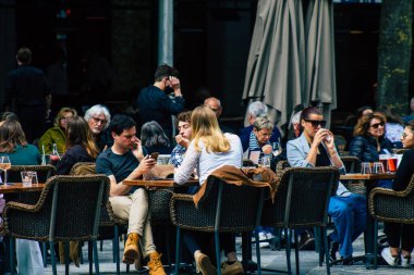 Reims France 20 Mayıs 2021 Fransız halkı Fransa 'yı vuran koronavirüs salgınının ardından 6 aydır kapalı olan restoranların teraslarında bir kez daha özgürce yemek yiyor.