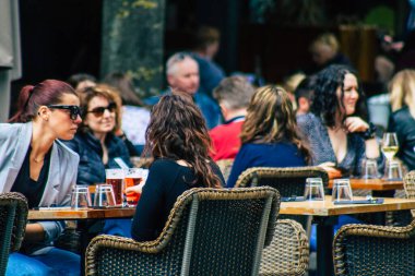 Reims France 20 Mayıs 2021 Fransız halkı Fransa 'yı vuran koronavirüs salgınının ardından 6 aydır kapalı olan restoranların teraslarında bir kez daha özgürce yemek yiyor.