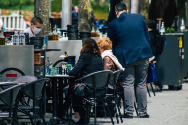 Reims France 20 Mayıs 2021 Fransız halkı Fransa 'yı vuran koronavirüs salgınının ardından 6 aydır kapalı olan restoranların teraslarında bir kez daha özgürce yemek yiyor.