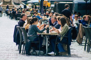 Reims France 20 Mayıs 2021 Fransız halkı Fransa 'yı vuran koronavirüs salgınının ardından 6 aydır kapalı olan restoranların teraslarında bir kez daha özgürce yemek yiyor.