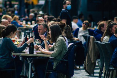 Reims France 20 Mayıs 2021 Fransız halkı Fransa 'yı vuran koronavirüs salgınının ardından 6 aydır kapalı olan restoranların teraslarında bir kez daha özgürce yemek yiyor.