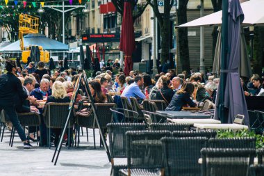 Reims France 20 Mayıs 2021 Fransız halkı Fransa 'yı vuran koronavirüs salgınının ardından 6 aydır kapalı olan restoranların teraslarında bir kez daha özgürce yemek yiyor.