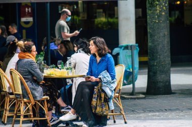 Reims France 20 Mayıs 2021 Fransız halkı Fransa 'yı vuran koronavirüs salgınının ardından 6 aydır kapalı olan restoranların teraslarında bir kez daha özgürce yemek yiyor.