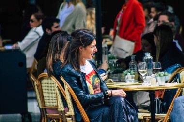 Reims France 20 Mayıs 2021 Fransız halkı Fransa 'yı vuran koronavirüs salgınının ardından 6 aydır kapalı olan restoranların teraslarında bir kez daha özgürce yemek yiyor.