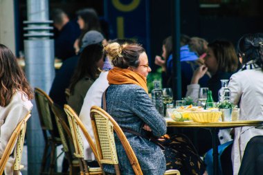 Reims France 20 Mayıs 2021 Fransız halkı Fransa 'yı vuran koronavirüs salgınının ardından 6 aydır kapalı olan restoranların teraslarında bir kez daha özgürce yemek yiyor.