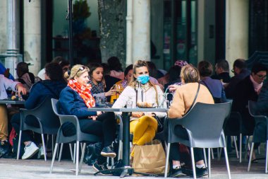 Reims France 20 Mayıs 2021 Fransız halkı Fransa 'yı vuran koronavirüs salgınının ardından 6 aydır kapalı olan restoranların teraslarında bir kez daha özgürce yemek yiyor.