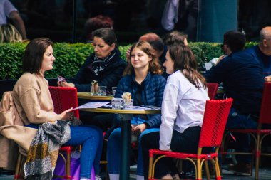 Reims France 20 Mayıs 2021 Fransız halkı Fransa 'yı vuran koronavirüs salgınının ardından 6 aydır kapalı olan restoranların teraslarında bir kez daha özgürce yemek yiyor.