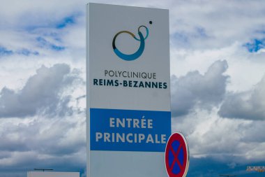 Reims şehir merkezindeki karayolu kullanıcısına bilgi sağlamak için yolun kenarında veya üzerinde dikilen 25 Mayıs 2021 tarihli Fransa tabelası veya yol tabelası