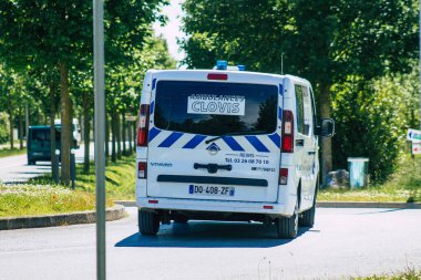 Fransa 'da Coronavirus salgını sırasında hastanenin yakınındaki Reims caddelerinden geçen ambulans 25 Mayıs 2021' de Fransa 'yı ele geçirdi.