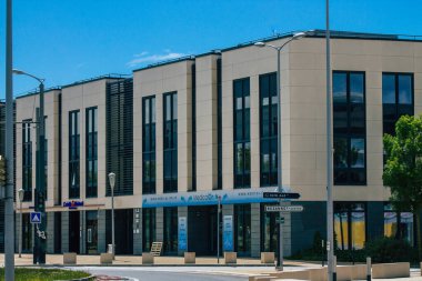 Reims, 25 Mayıs 2021 'de Fransa' yı Fransa 'nın Grand Est bölgesinde yer alan ve Avrupa' nın en eski kentlerinden biri olan Reims kentinin manzarasını resmeder.