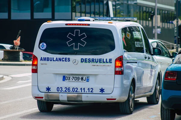 Reims France Května 2021 Sanitka Projíždějící Ulicemi Remeše Poblíž Nemocnice — Stock fotografie