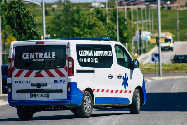 Reims France Května 2021 Sanitka Projíždějící Ulicemi Remeše Poblíž Nemocnice — Stock fotografie