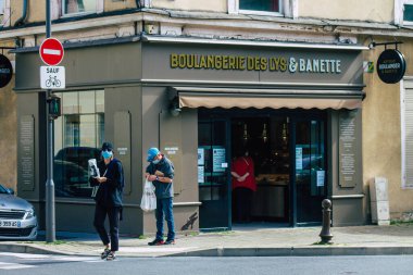 Koronavirüs salgını sırasında Fransa 'da 28 Mayıs 2021' de Reims sokaklarında yürüyen yayalar görülüyor.