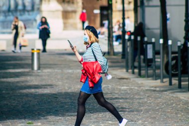 Koronavirüs salgını sırasında Fransa 'da 28 Mayıs 2021' de Reims sokaklarında yürüyen yayalar görülüyor.