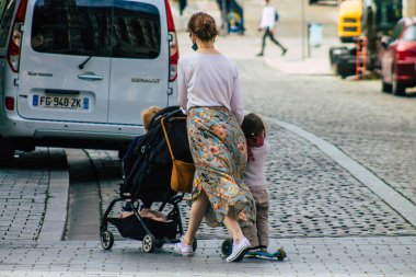 Koronavirüs salgını sırasında Fransa 'da 28 Mayıs 2021' de Reims sokaklarında yürüyen yayalar görülüyor.