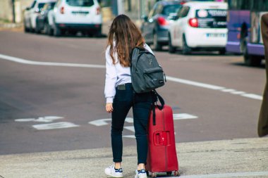 Koronavirüs salgını sırasında Fransa 'da 28 Mayıs 2021' de Reims sokaklarında yürüyen yayalar görülüyor.