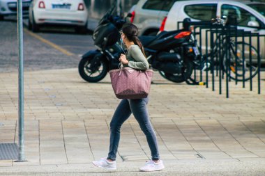 Koronavirüs salgını sırasında Fransa 'da 28 Mayıs 2021' de Reims sokaklarında yürüyen yayalar görülüyor.