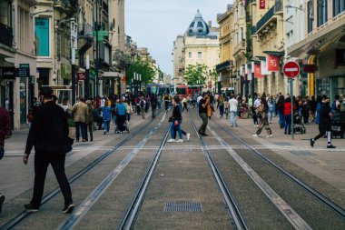 Koronavirüs salgını sırasında Fransa 'da 28 Mayıs 2021' de Reims sokaklarında yürüyen yayalar görülüyor.