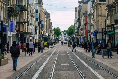 Koronavirüs salgını sırasında Fransa 'da 28 Mayıs 2021' de Reims sokaklarında yürüyen yayalar görülüyor.