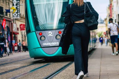 Koronavirüs salgını sırasında Fransa 'da 28 Mayıs 2021' de Reims sokaklarında yürüyen yayalar görülüyor.